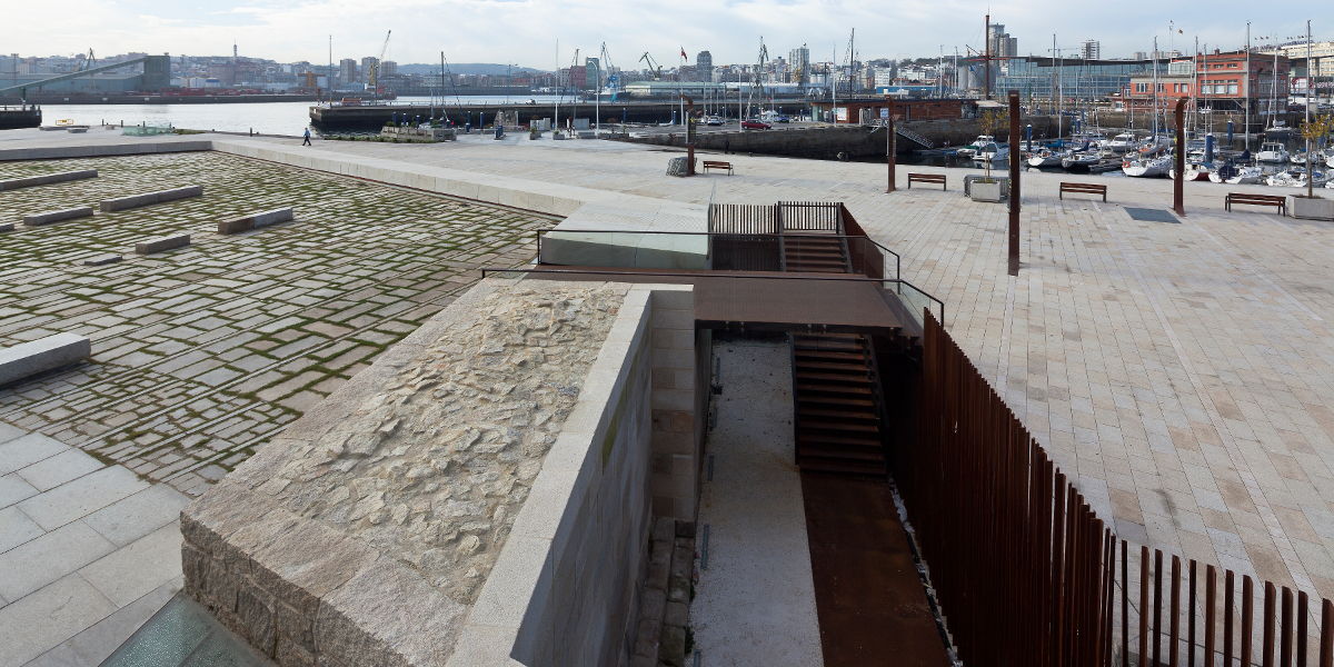Reconstruction and urban landscaping, old Baluarte del Parrote. Puerto A Coruña