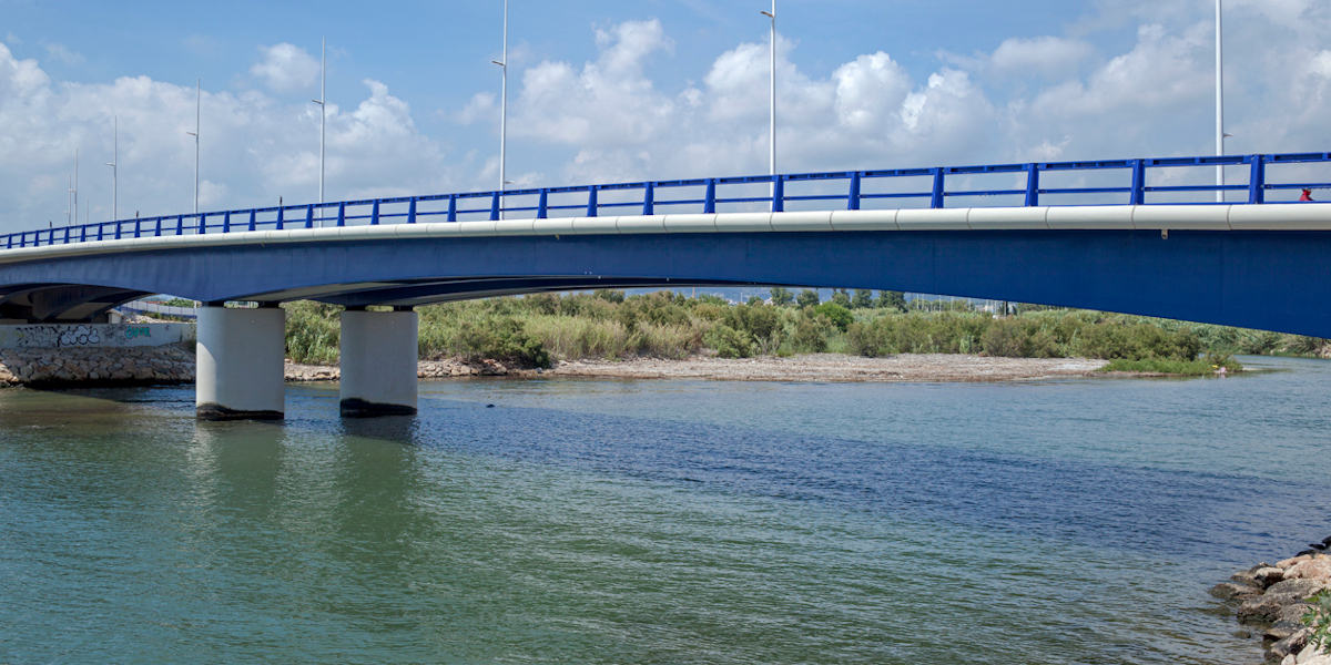 Puente sobre el río Serpis en accesos al puerto de Gandia (Valencia) 